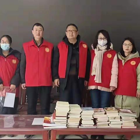 “书香迎新春、党员送温暖”靖边县救助站深入金华路社区捐赠图书和慰问困难群众