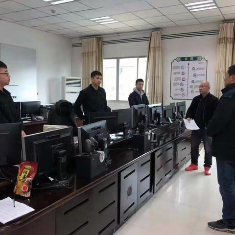 12月29日公司安全总监吴发江带综合服务班人员到调控中心通信机房及办公场所进行节前防火及值班情况检查