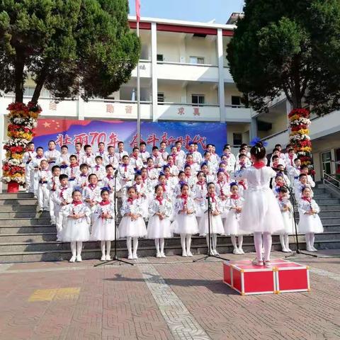 壮丽70年  奋斗新时代  庆国庆歌咏比赛，在烈日炎炎下，同学们神采奕奕，淡定自如！！！