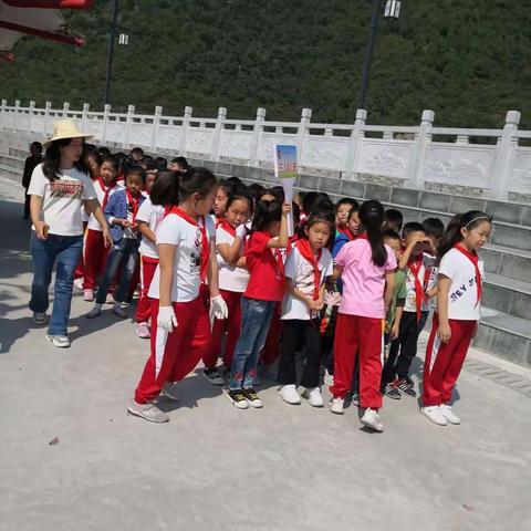 早晨，秋风习习，却没有阻挡午后的炎热！城关小学拔河比赛拉开了帷幕，孩子们个个信心百倍！