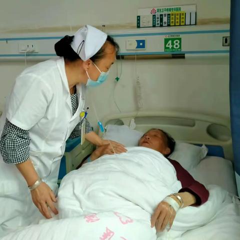 白衣天使精心护理胜亲人