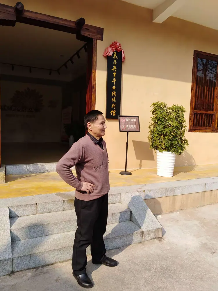 参观袁昌英纪念馆