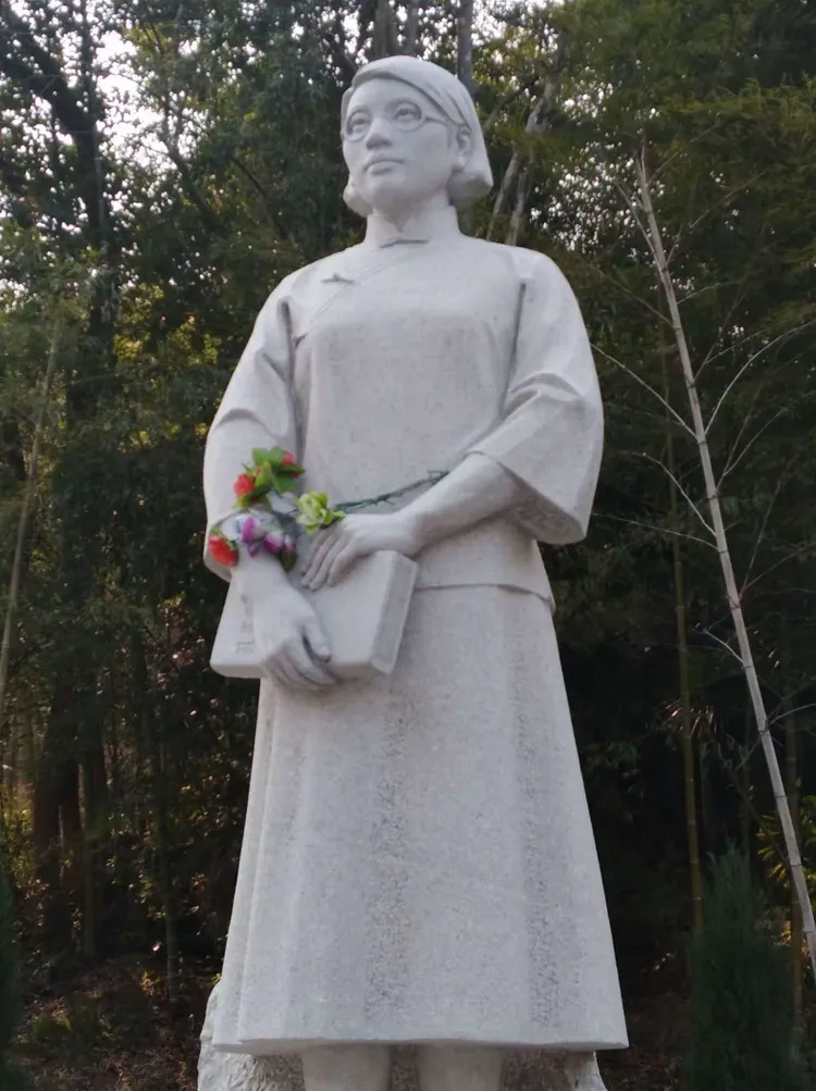 参观袁昌英纪念馆