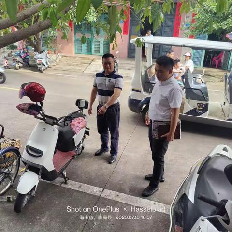 台风“泰利”过后，县政协副主席黄振深入兰河村委会开展“创文创卫”调研