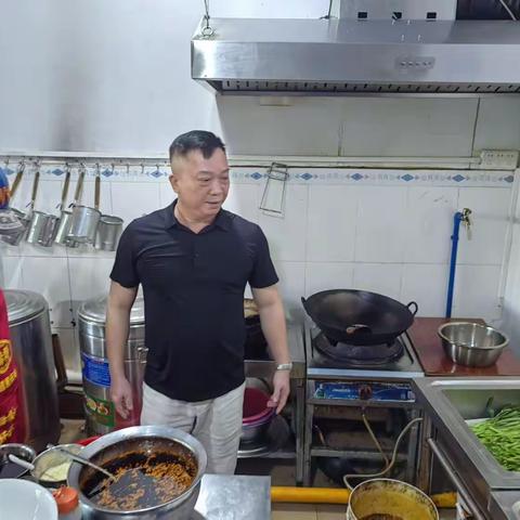 县政协副主席黄振深入兰河村委会片区开展“创文创卫”调研指导工作