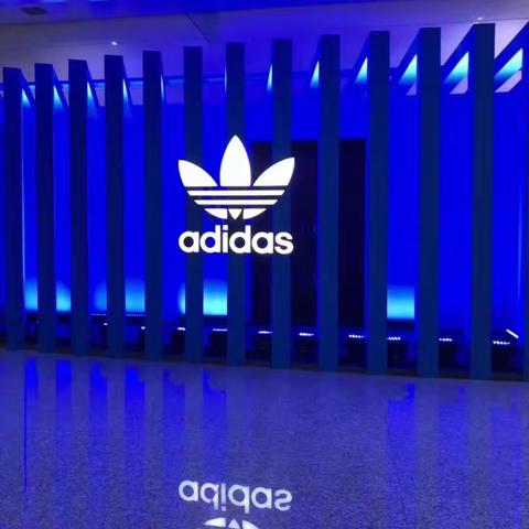 开学了！又是一年开学季，窗外有风景，笔下有前途，低头去努力，抬头是未来……