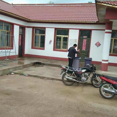 在七一来临之际，阿拉达尔吐苏木开展以党员带头的环境卫生整治活动，嘎查“两委”以及党员，参加此次活动。