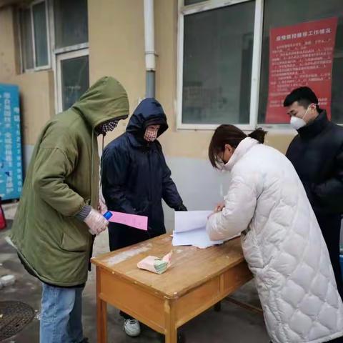 临漳县司法局2月6日，邺帝铭苑小区进行小区人员登记及测量体温。