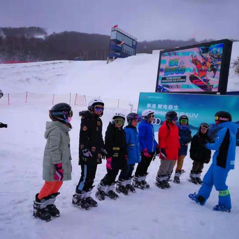 【体验冬奥项目 享受冰雪乐趣】北新村小学参加“万名学生上冰雪”体验活动