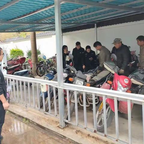 卧龙街道高登社区开展清理小区“僵尸车” 解决环境“大顽疾”行动