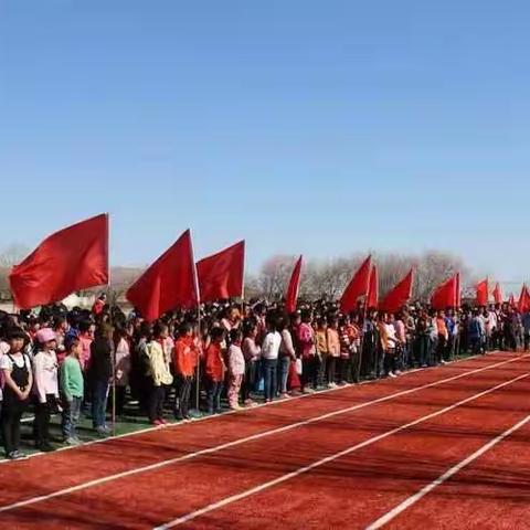 日日春光斗日光，山城斜路杏花香。