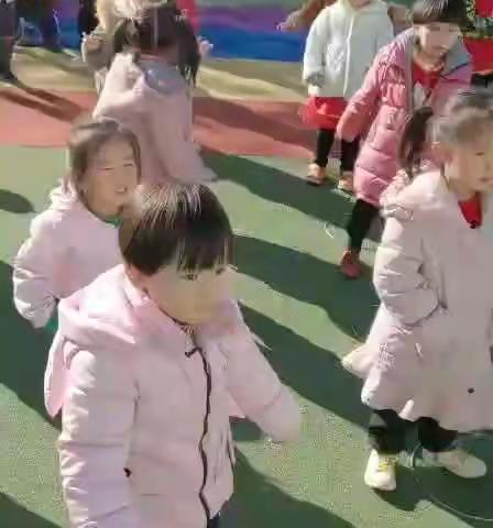 2019年10月30日小博士幼儿园中一班《秋季运动会》