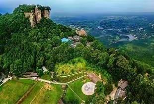 大美四川之……绵阳窦圌山……世上无双景，天下第一峰”！