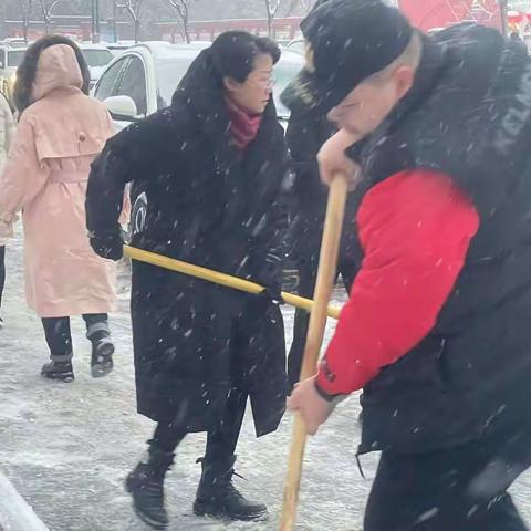 皑皑白雪校园景，浓浓园丁扫雪情