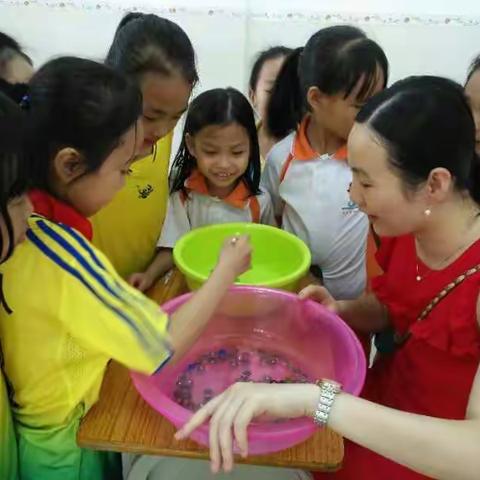 6月1日，在这个充满欢乐，童心飞翔的日子里，让我们携手走进茂南一小这个美丽的校园，感受一下节日的气氛。