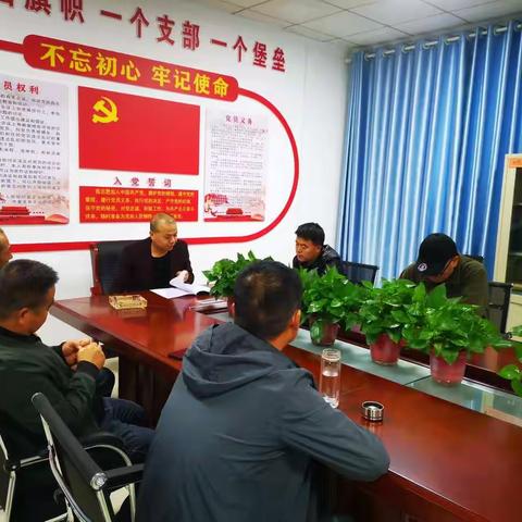 火烧寨村整治“三堆六乱”，提升人居环境