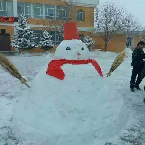 昨天朋友圈地震了，今天朋友圈下雪了，硫磺沟小学的家长和师生们为朋友圈扫雪喽！