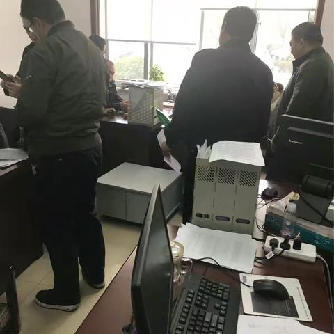 龙洞街道总工会为职工办理政务卡