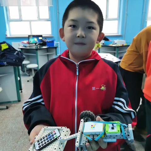 额尔古纳市第一小学机器人社团