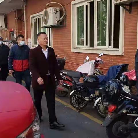 金河社区开展飞线、三合一店面整治活动