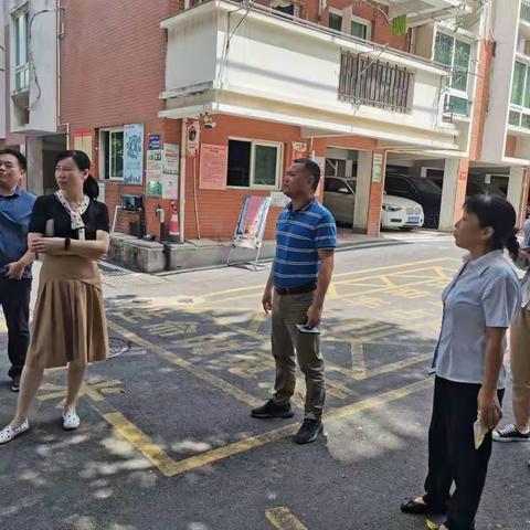 金山街道办事处刘静主任到金河社区碧藕苑小区指导“爱河护水 清洁家园 ”及创建精品小区工作