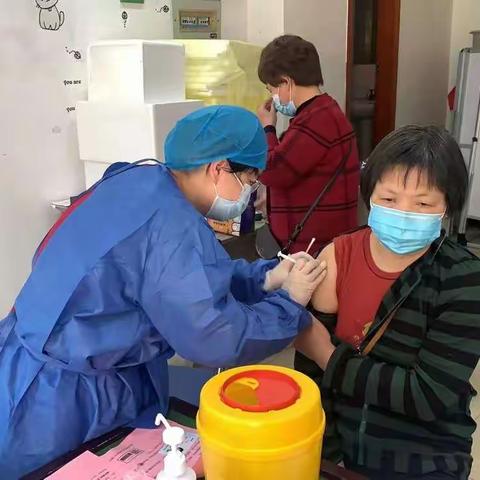 关爱老人 金河社区将疫苗接种点接到家里