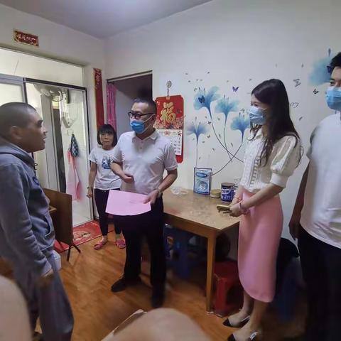 福州市中级人民法院少年庭干部李薇至金河社区慰问困难居民