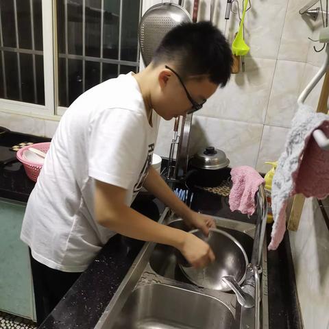 小二班的周末家务活动开始了