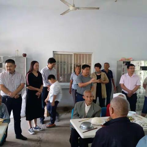 9月23日龙岗镇部分班子成员到杨楼敬老院与老人共度中秋佳节并邀请永城树人艺校的师生奉献了精彩的节目