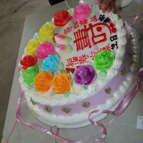 重阳节-龙岗镇党委书记孙立峰 镇长王全信走进敬老院与老人共度集体生日🎂