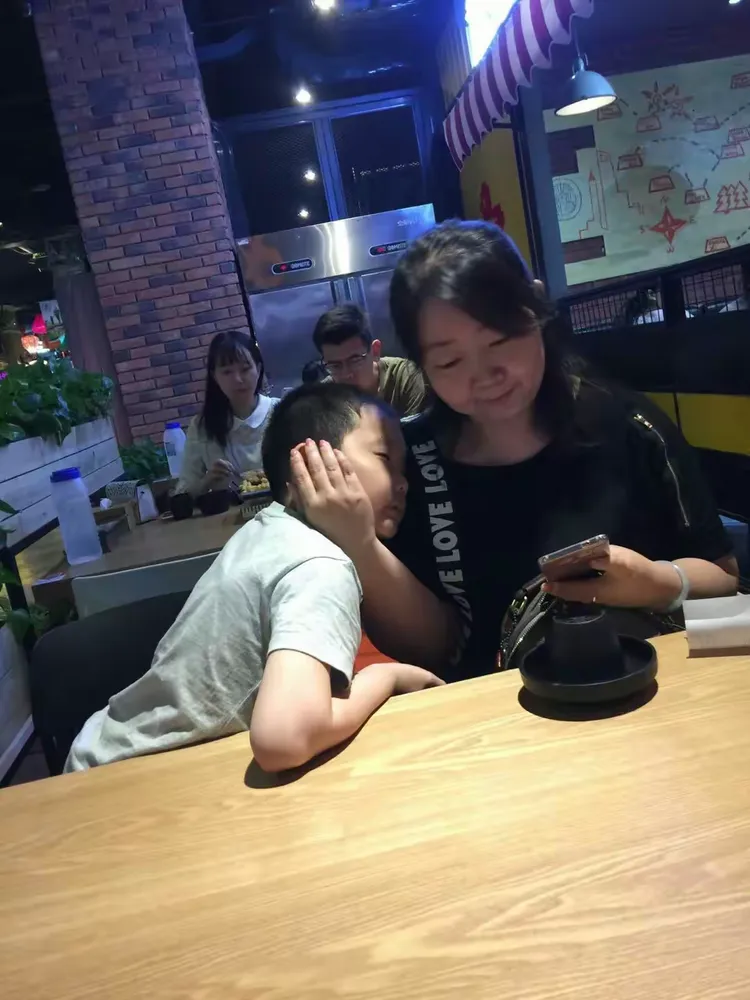 亲亲热热一家人