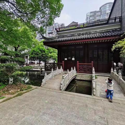 越湖名邸小区公共活动区景观（5月）