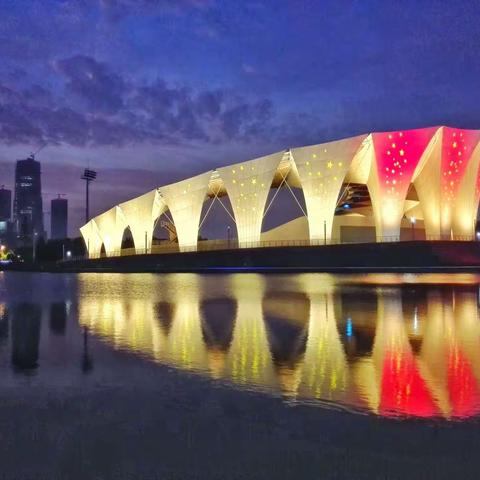 华泾摄影俱乐部，成年组10月份作业汇报，主题为《夜景》欢迎大家观赏并提宝贵建议，一起学习共同提高！