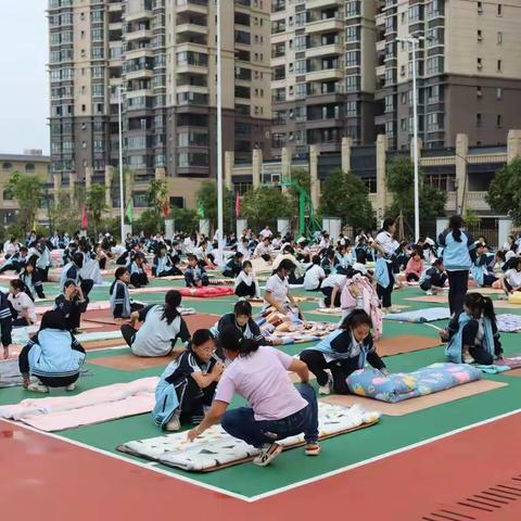 海晖路初级中学劳动教育成果展之叠被子大赛