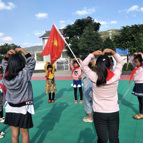 新安所镇何家寨小学“高举队旗跟党走 争做新时代好队员”主题教育活动