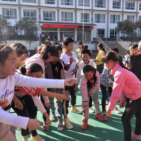 我运动   我快乐                                       ——何家寨小学2019年运动会