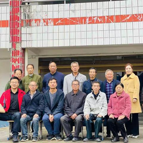 “岁岁重阳，今又重阳；尊师敬老情谊长”——龙溪铺镇上源完全小学开展慰问退休老教师座谈会