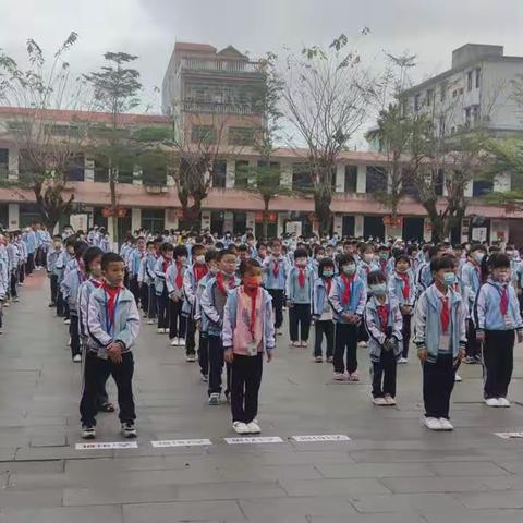 万城镇第一中心学校第六周升旗及班会主题：学习雷锋好榜样