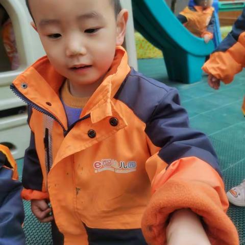 这一周的幼儿园生活圆满的结束啦,这一周宝贝们进步很大主动问好和同伴友好相处我们户外也有很多新发现哦