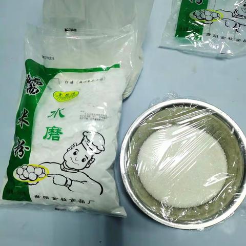 愉快的一周又结束了，在本周活动中我们不仅做了好吃的，爸爸妈妈还陪我们上了一天幼儿园哦。