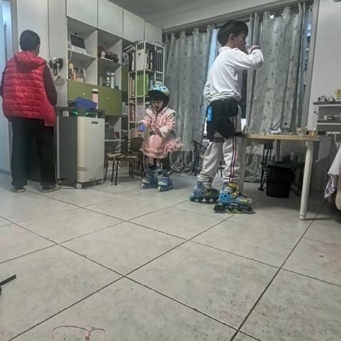家变“溜冰场”   带孙满是笑