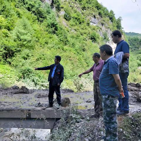 插岗梁保护局副局长李孝库一行人到嘎尔沟实地勘察受灾情况