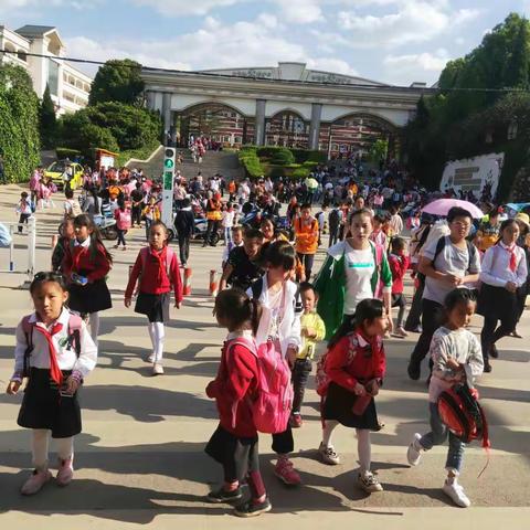 家校共育 爱心护学——— 曲靖市沾益区水桥小学四年级二班爱心护学岗小记