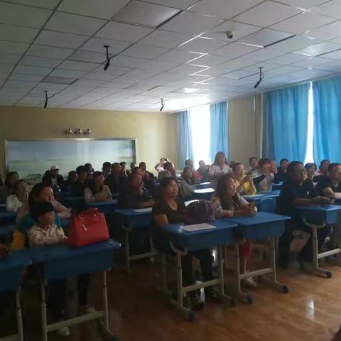 2018年巴林右旗大板第四中学贫困学生家长培训会