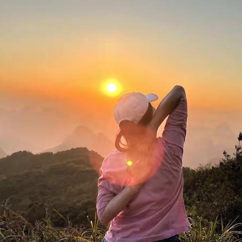 迎着朝阳晨练，健身悦目赏心