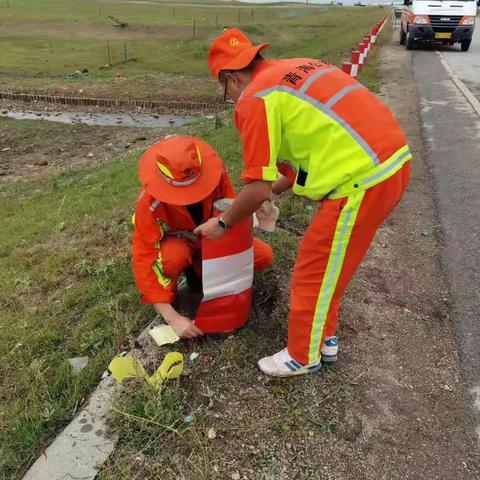 开展路域环境整治工作 美化路容路貌