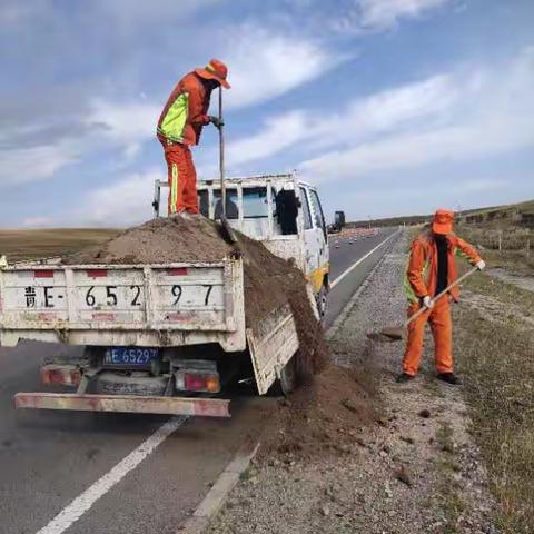 防滑料布设 积极备战除雪防滑