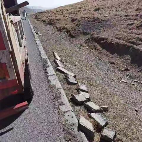 开展路域环境整治工作 美化路容路貌