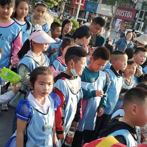 爱加倍户外拓展活动                         《小小卖报童》