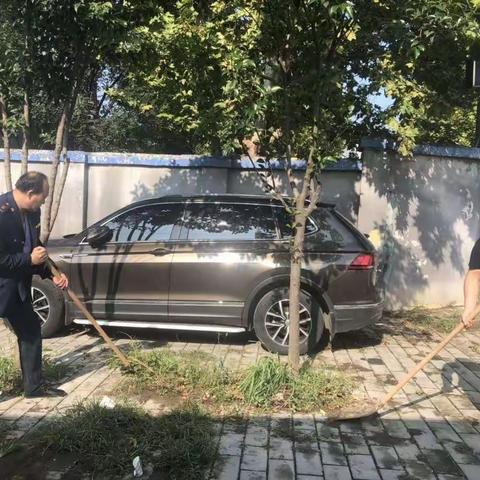 玉山工商所、食药所联合开展卫生大清扫、大擦洗活动及市场价格检查，张贴国庆节日市场价格政策提醒告诫函